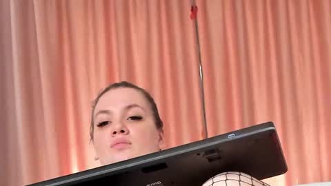 melanniebrown online show from August 11, 12:18 pm