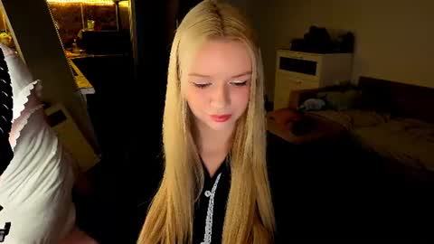 Mel or Lissa 3 Welcome here online show from July 28, 6:58 pm
