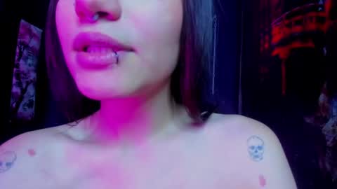 melllks online show from August 12, 3:25 pm