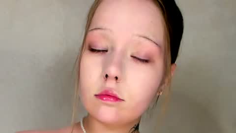 MelMooon online show from July 5, 10:46 pm