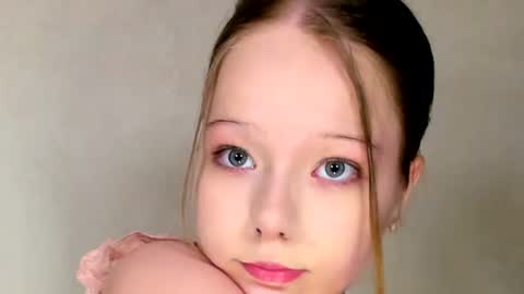 MelMooon online show from July 8, 8:35 pm