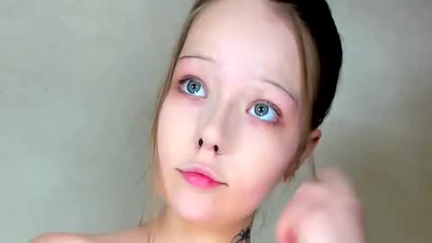 MelMooon online show from August 12, 10:01 pm
