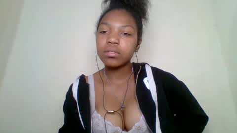 melodie_00 online show from August 9, 7:15 pm