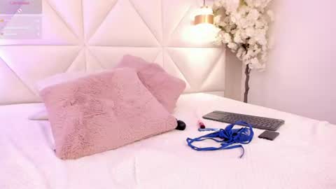 mia__bailey_ online show from August 4, 11:35 pm