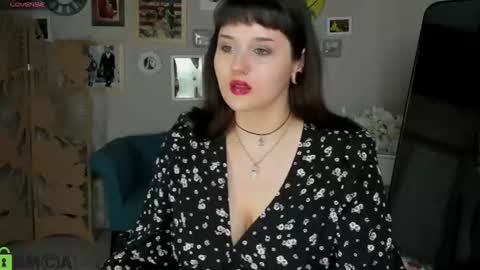 Mia online show from August 11, 9:44 am