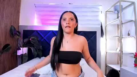 Mia online show from August 10, 9:38 pm