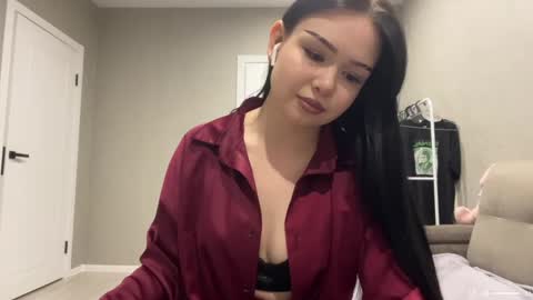 Mia online show from April 16, 4:47 pm