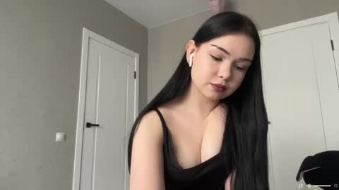 Mia online show from April 18, 11:13 am