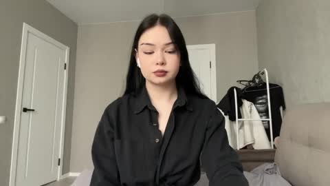 Mia online show from April 19, 8:57 am