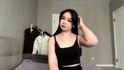 Mia online show from April 26, 1:40 pm