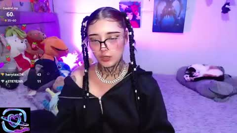 Mia online show from August 8, 7:52 am