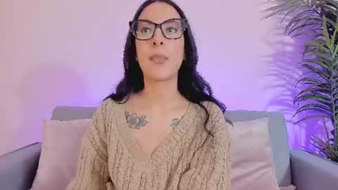 Mia online show from August 5, 1:31 pm