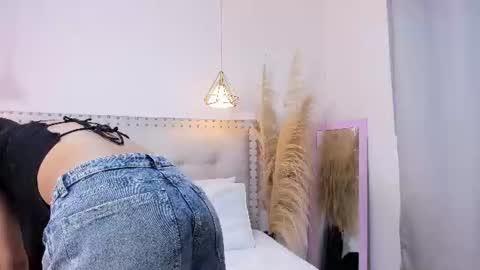 mia_dolls18 online show from August 12, 4:48 am