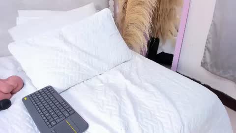 mia_dolls18 online show from August 12, 7:00 am