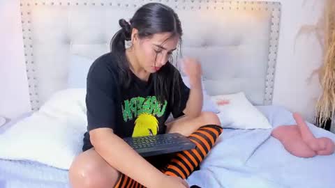 mia_dolls18 online show from August 18, 5:46 am