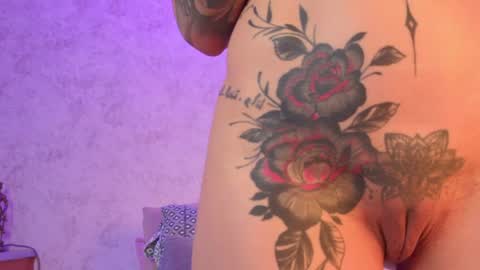 mia_hill1_ online show from August 6, 9:14 pm