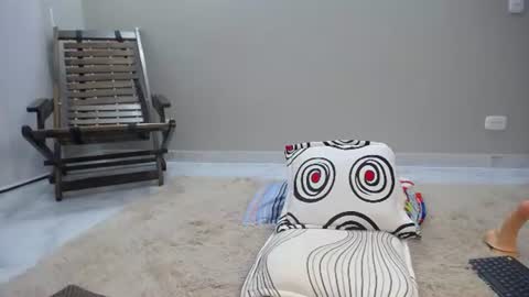 Mia online show from August 15, 8:29 am