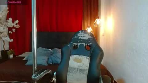 mia_liam_ online show from August 11, 6:48 am