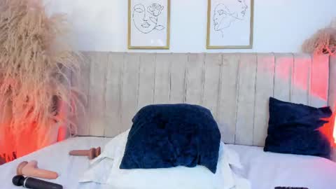 Mia online show from September 5, 8:36 pm