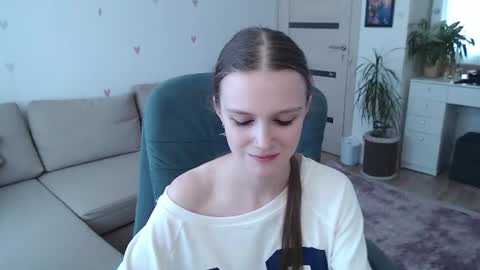 Mia online show from August 4, 11:51 am