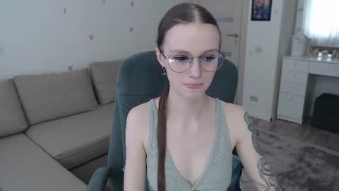 Mia online show from August 5, 10:46 am