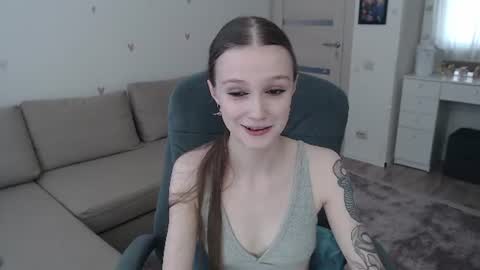 Mia online show from August 5, 12:03 pm