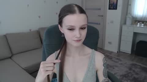 Mia online show from August 5, 1:09 pm