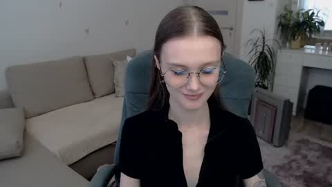 Mia online show from August 8, 2:50 pm