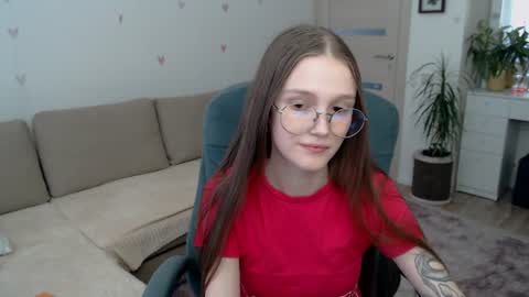 Mia online show from August 10, 1:01 pm