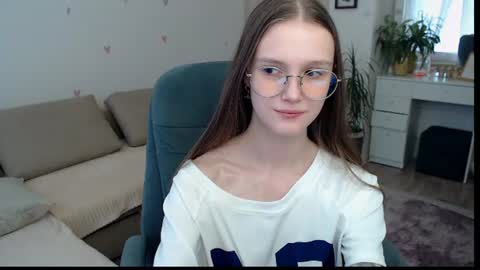 Mia online show from August 11, 10:17 am