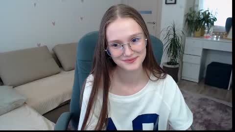 Mia online show from August 11, 1:35 pm