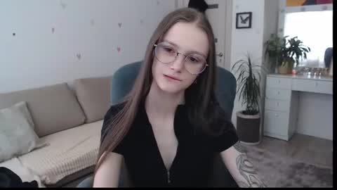 Mia online show from August 14, 6:39 am