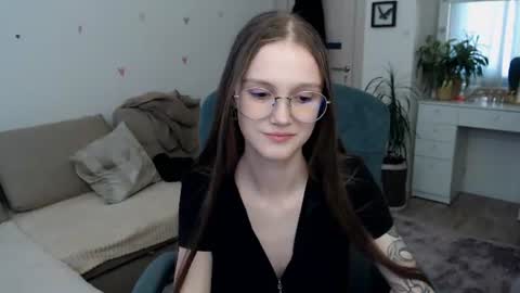 Mia online show from August 14, 1:26 pm