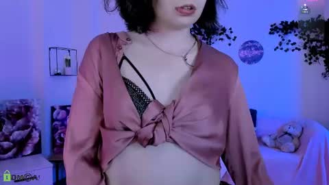 mia_mooon_ online show from August 6, 12:15 pm