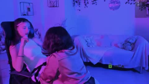 mia_mooon_ online show from August 6, 3:33 pm