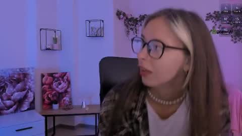 mia_mooon_ online show from August 9, 11:00 am