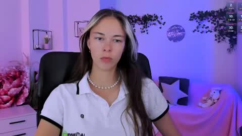 mia_mooon_ online show from August 12, 2:08 pm