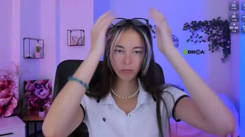 mia_mooon_ online show from August 12, 4:20 pm