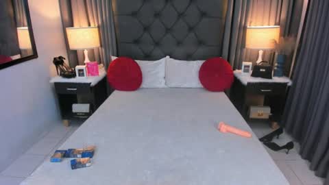 mia_mow online show from August 4, 10:12 am