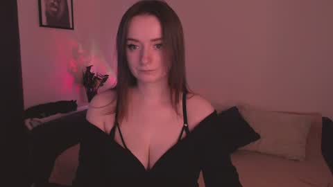 Mia online show from August 2, 3:30 pm