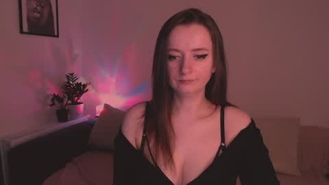 Mia online show from August 7, 3:39 am
