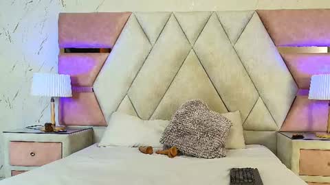 mia_nova18 online show from August 5, 6:28 pm