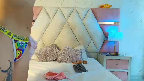 mia_nova18 online show from August 8, 4:40 pm
