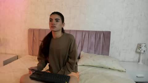 mia online show from August 8, 4:40 pm