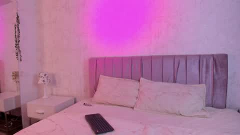 mia online show from August 9, 1:12 pm