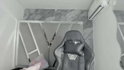 mia_petiteht online show from August 13, 2:25 am