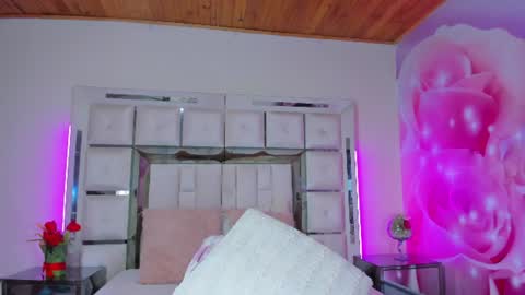 mia_peyton1 online show from August 6, 10:20 pm