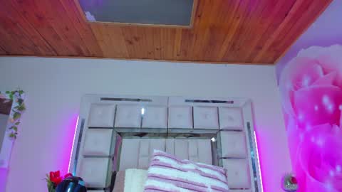 mia_peyton1 online show from August 12, 1:19 am