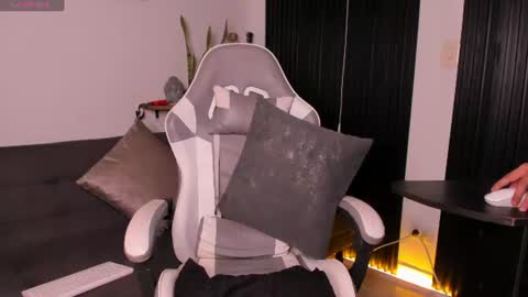 mia_ravenn online show from July 28, 11:33 pm