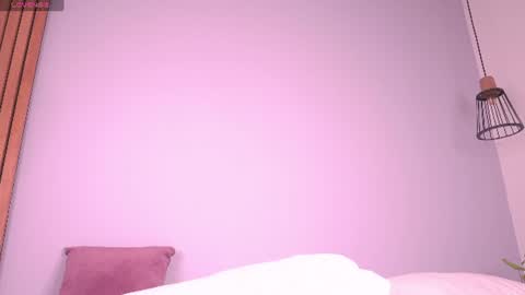 Mia Reeves online show from August 5, 7:01 pm